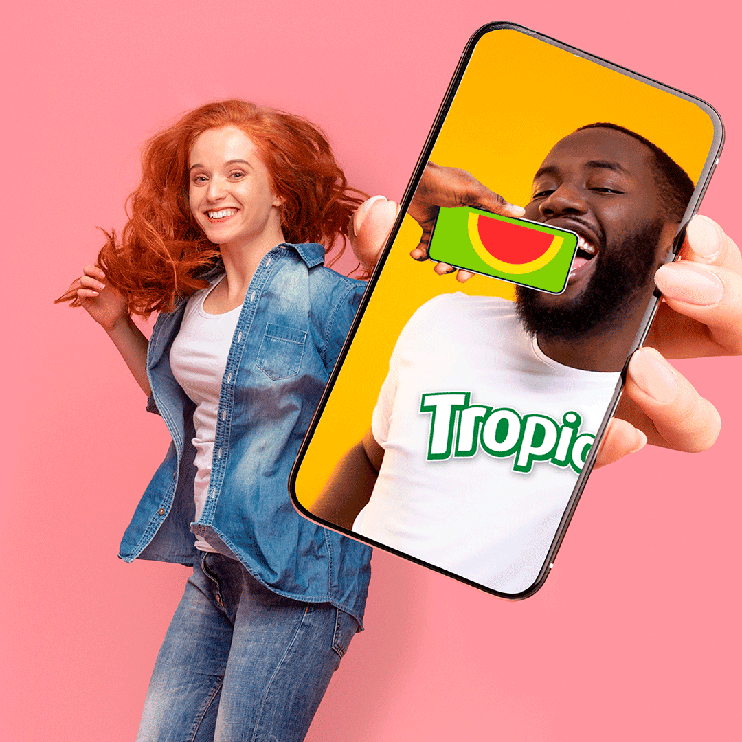 Post de Tropics con tarjeta de sonrisa de sandía frente a la boca