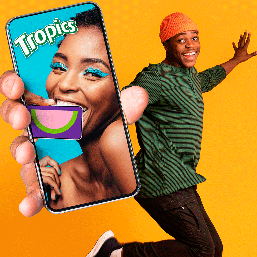 Post de Tropics con tarjeta de sonrisa morada y verde frente a la boca